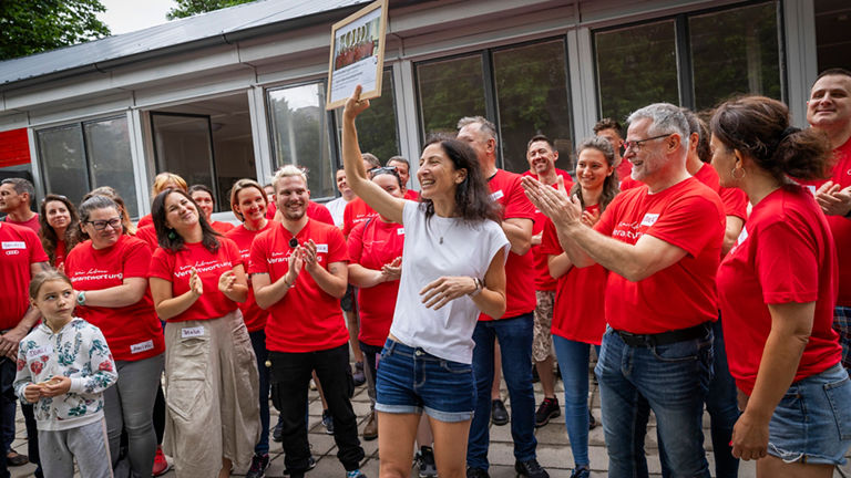 Audi employees support the project for a whole year and are rewarded with a certificate